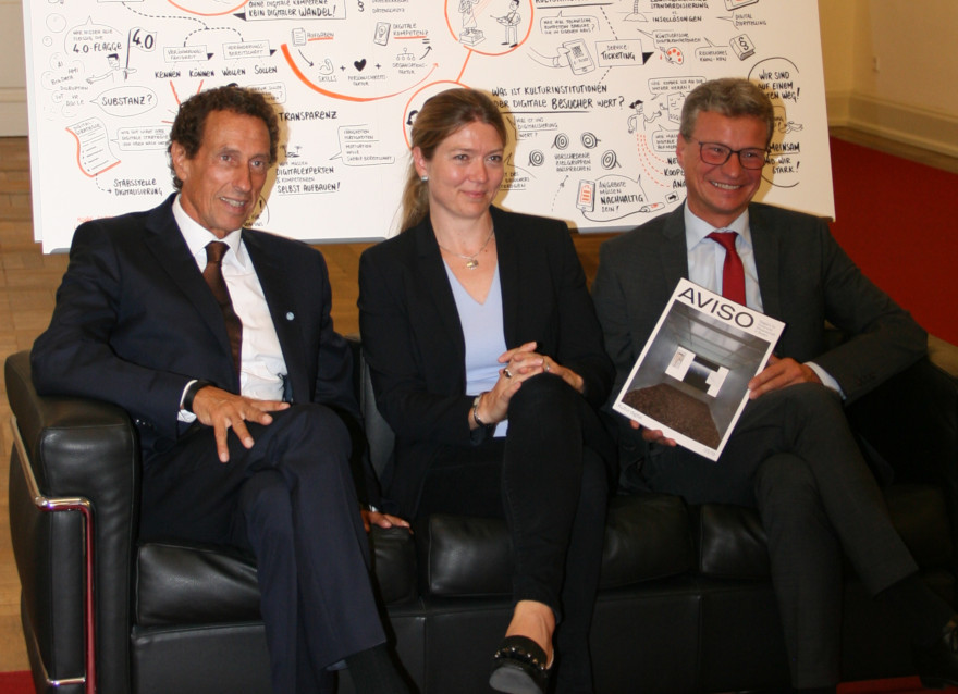 Kunstminister Bernd Sibler (rechts) mit Prof. Dr. Julian Nida-Rümelin (links) und Dr. Kathrin Zimmer (Mitte)