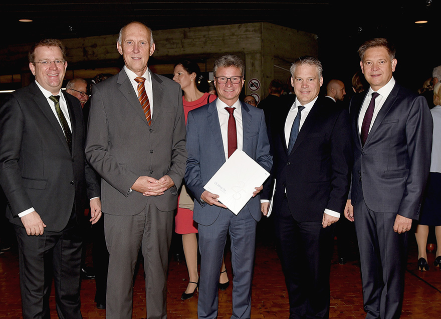 Wissenschaftsminister Bernd Sibler (Mitte) mit MdB Dr. Reinhard Brandl, dem Präsidenten der Technischen Hochschule Ingolstadt Prof. Dr. Walter Schober, dem Oberbürgermeister der Stadt Ingolstadt Dr. Christian Lösel und MdL Alfred Grob (v.l.) bei der 25-Jahr-Feier der THI
