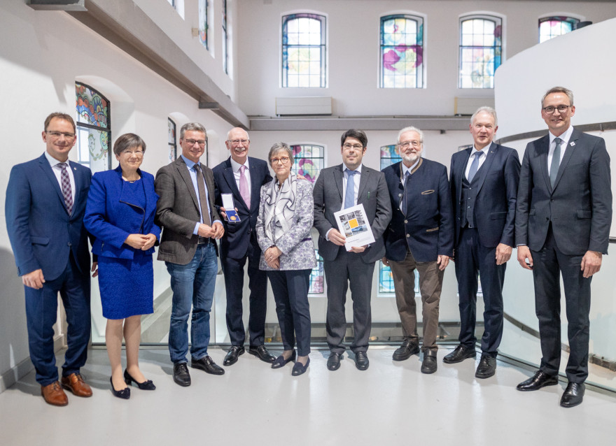 Kunstminister Bernd Sibler (3.v.l.) mit Jürgen Hoffmann, Bürgermeister der Stadt Hohenberg; Heidrun Piwernetz, Regierungspräsidentin von Oberfranken; Wilhelm Siemen, Direktor Porzellanikon; Christiane Siemen, Ehefrau; Dr. Christoph Schmälzle, Kunsthistoriker und Journalist; Dr. Peter Seißer, Altlandrat; Dr. Karl Döhler, Landrat des Landkreises Wunsiedel im Fichtelgebirge; Ulrich Pötzsch, Oberbürgermeister der Stadt Selb (v.l.n.r.)
