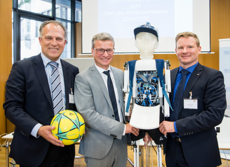 Wissenschaftsminister Bernd Sibler (Mitte) mit Prof. Brandmeier (l.) u. Hr. Lugner (r.) vom Forscherteam CARISSMA der TH Ingolstadt