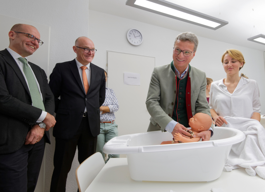 Wissenschaftsminister Bernd Sibler (2. v. r.) mit Prof. Dr. med. Sven Mahner, Direktor der Klinik und Poliklinik für Frauenheilkunde und Geburtshilfe am Klinikum der Universität München, Prof. Dr. Hermann Sollfrank, Präsident der KSH München, und Studentin Anna Gundlfinger (v.l.n.r.)