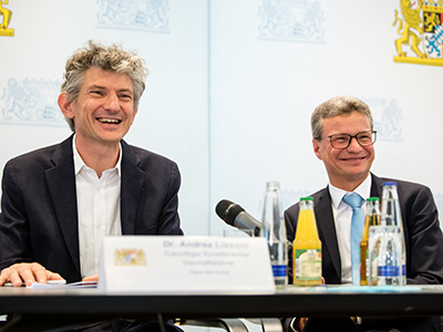 Dr. Andrea Lissoni und Kunstminister Bernd Sibler bei der Pressekonferenz