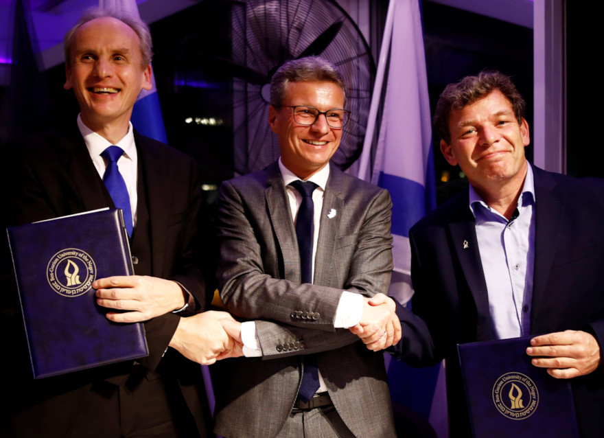 Staatsminister Bernd Sibler (Mitte) mit Prof. Dr. Martin Leitner, Präsident der Hochschule für angewandte Wissenschaften München, und Prof. Chaim Hames, Rektor der Ben Gurion Universität des Negev (v.l.n.r.)
