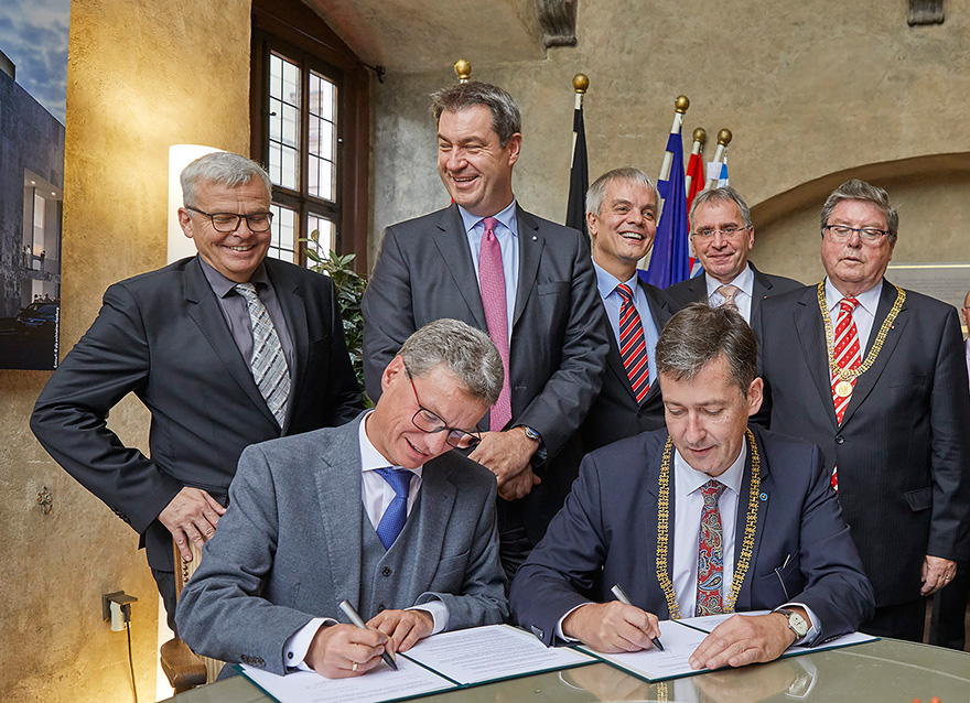Kunstminister Bernd Sibler (2.v.li.) und Oberbürgermeister Christian Schuchardt (5.v.li.) unterzeichneten im Beisein von Ministerpräsidenten Dr. Markus Söder (3.v.li.) sowie Paul Lehrieder, (2.v.re.), Bürgermeister Dr. Adolf Bauer (re.), Intendant Markus Trabusch (li.) und Dirk Terwey (4.v.li.), dem Geschäftsführenden Direktor des Mainfranken Theaters, das Eckpunktepapier „Staatstheater“