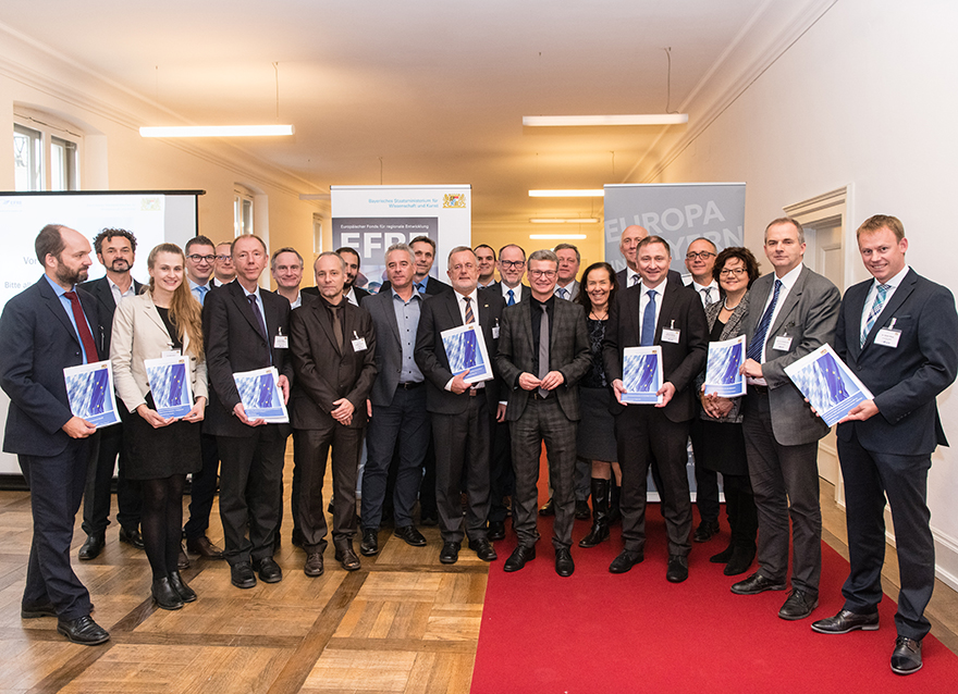 Wissenschaftsminister Bernd Sibler mit den Vertreterinnen und Vertretern der Universitäten und Hochshulen, deren Projekte eine EFRE-Förderung erhalten