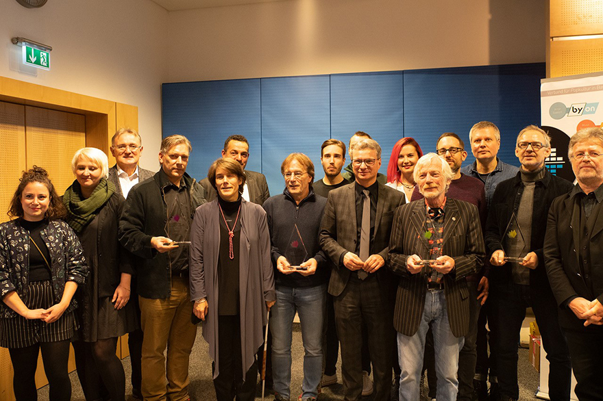 Kunstminister Bernd Sibler (7.v.r.) überreichte den Preisträgerinnen und Preisträgern ihre Auszeichnungen gemeinsam mit Stephan Rusch (München Ticket, 6.v.l.), MdL Berthold Rüth (3.v.l.), und Bernd Schweinar (VPBy, 1.v.r.)