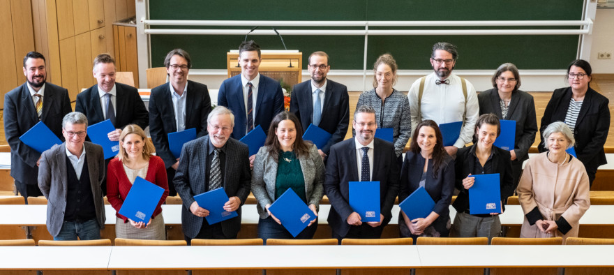 Wissenschaftsminister Bernd Sibler (links, vordere Reihe) mit Präsidentin Prof. Dr. Carola Jungwirth (rechts, vordere Reihe) und den Preisträgerinnen und Preisträgern