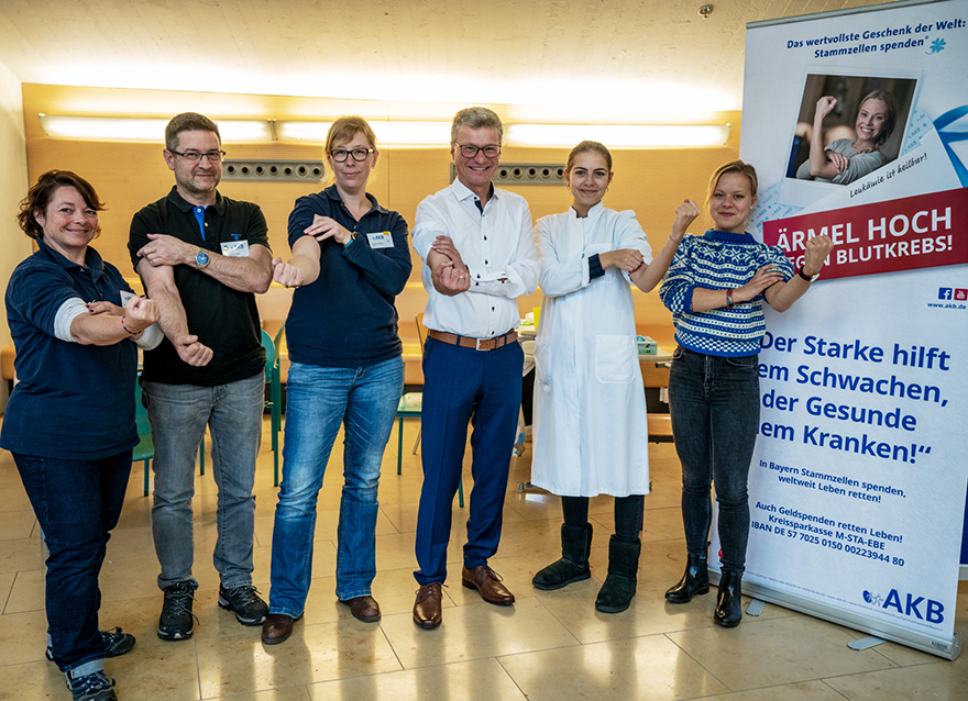 Wissenschaftsminister und Schirmherr der Typisierungsaktion Bernd Sibler (4.v.l.) zusammen mit Dr. Ulrich Hahn (2.v.l.) sowie Manuela Ortmann (1.v.l.) von der Stiftung AKB und weiteren Helferinnen