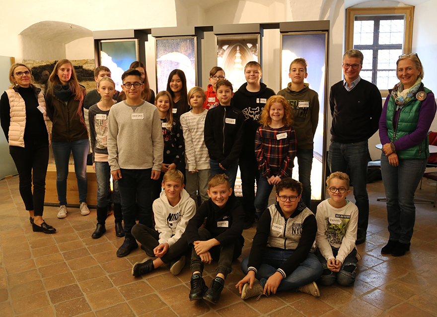 Kunstminister Bernd Sibler (2.v.r.) mit Kulturcoach Stephanie Gilles (r.), Museumspädagogin Cordula Schreiner, Lehrkraft Stefanie Denk (l.) und den Schülerinnen und Schülern der Klasse 6b der Mittelschule Ergolding