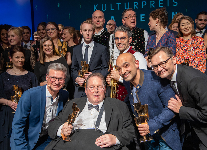Rund 400 Gäste der Verleihung des Kulturpreises Bayern 2019 konnten am Münchner Nockherberg hautnah die Vielfalt bayerischer Kunst und Wissenschaft erleben – Kunstminister Bernd Sibler (l.) und Bayernwerk-Vorstandsvorsitzender Reimund Gotzel (r.) gratulierten Sonderpreisträger Ottfried Fischer (2.v.l.) und Preisträger Django Asül (2.v.r.)