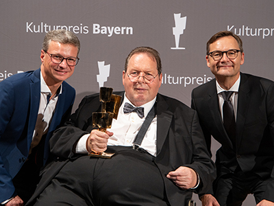 Kunstminister Bernd Sibler mit Preisträger Ottfried Fischer und Bayernwerk-Vorstandsvorsitzendem Reimund Gotzel (v.l.n.r.)