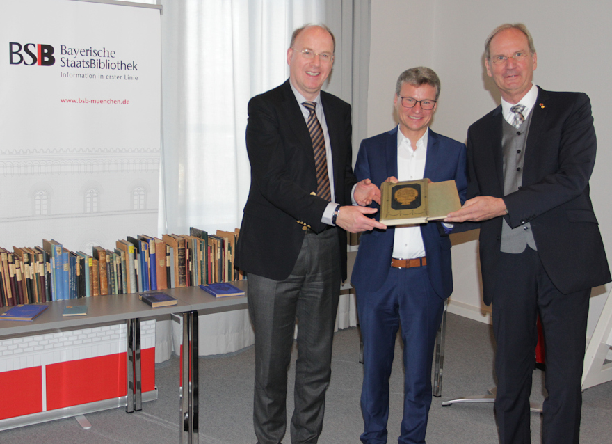 Kunstminister Bernd Sibler (Mitte) mit Dr. Klaus Ceynowa, Generaldirektor der Bayerischen Staatsbibliothek (links), und Dr. Roland Martin Hanke, Vorstand des Deutschen Freimaurermuseums