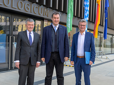 Der Bayerische Ministerpräsident Dr. Markus Söder (Mitte), Wissenschaftsminister Bernd Sibler (rechts) und LMU-Präsident Professor Bernd Huber bei der Einweihung des Philologicums