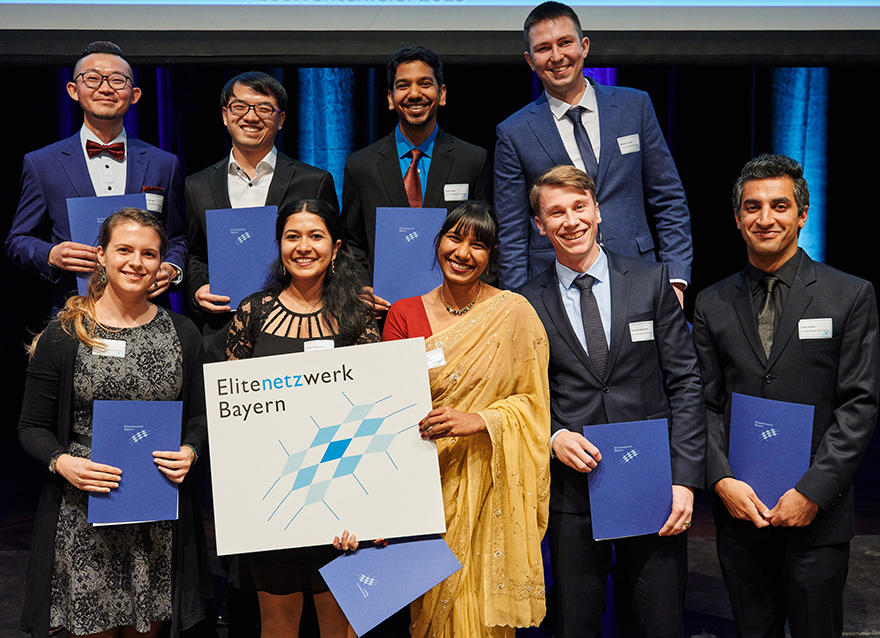 Das Elitenetzwerk Bayern hat sich zum Ziel gesetzt, junge talentierte Menschen vom Studienbeginn über die Promotion bis hin zum Post-doc zu begleiten und umfassend zu fördern – hier die Absolventinnen und Absolventen im Elitestudiengang „Advanced Materials and Processes“