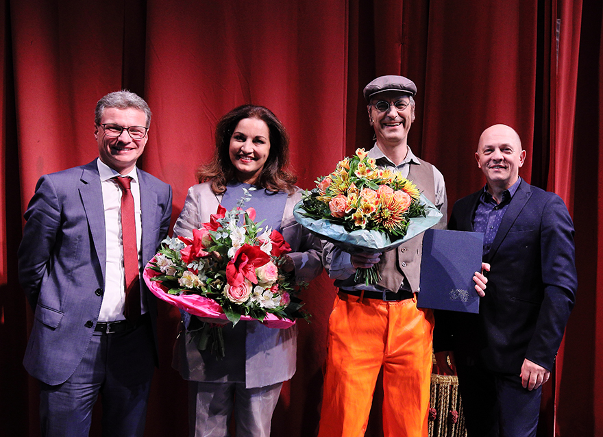 Kunstminister Bernd Sibler mit der Bayerischen Kammersängerin Ann-Kathrin Naidu und dem Bayerischen Kammersänger Holger Ohlmann sowie dem Staatsintendanten Josef E. Köpplinger (v.l.n.r.)