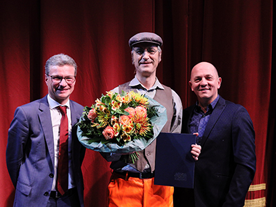 Kunstminister Bernd Sibler (l.) mit dem Bayerischen Kammersänger Holger Ohlmann (m.) und Staatsintendant Josef E. Köpplinger (r.)
