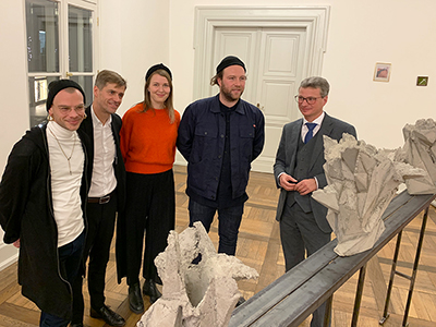 Kunstminister Bernd Sibler (r.) mit Max Hanisch, Prof. Holger Felten, Meike Männel und Philipp-Emanuel Eyrich (v.l.n.r.) bei der Vernissage