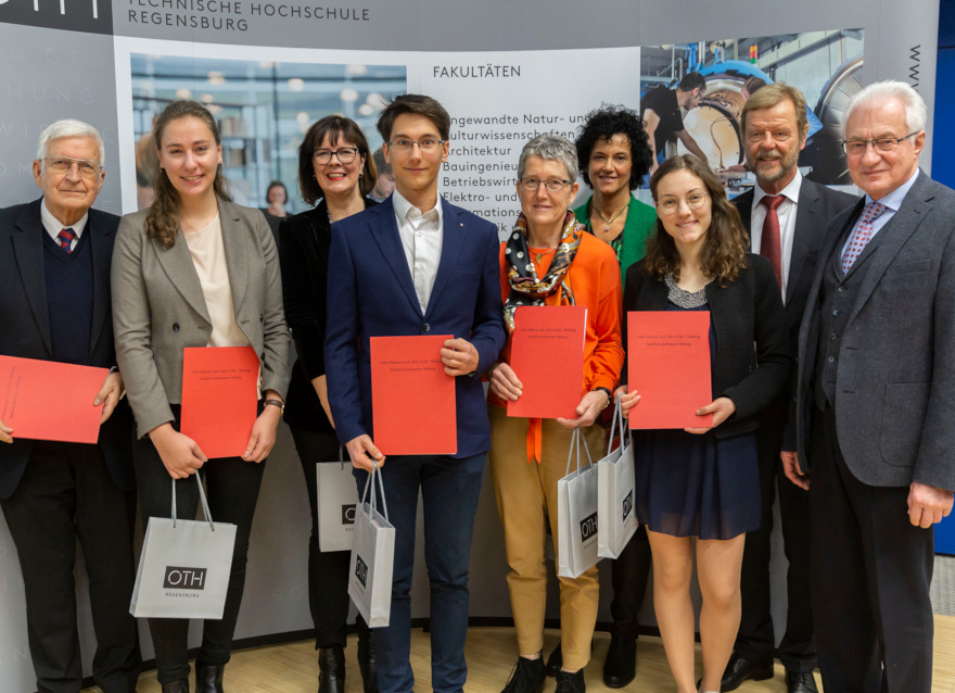 Preisvergabe der Otto Helmut und Alice Eckl-Stiftung mit Dr. Klemens Martin (ganz links) mit den Preisträgern (teilweise vertreten durch ihre Eltern): Preisträgerin Viktoria Achhammer (2. von links), Preisträger Benno Bielmeier (4. von links), Preisträgerin Bettina Zimmermann (3. von rechts), sowie Präsident Prof. Dr. Wolfgang Baier (2. von rechts), Dipl. Betriebswirt Peter Siewert (ganz rechts).