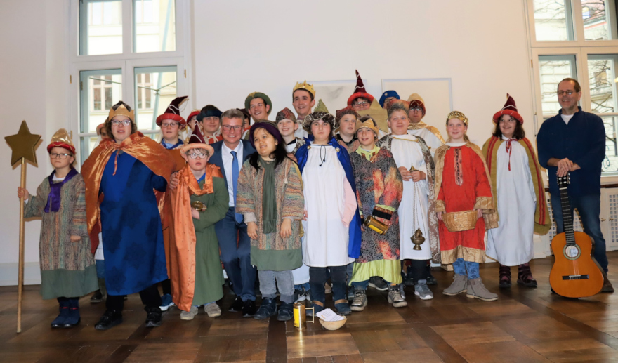 Staatsminister Bernd Sibler (4.v.l.) mit den Sternsingern der Elisabethschule Aichach