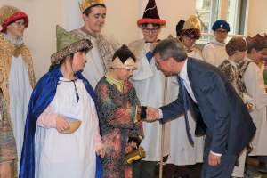 Staatsminister Bernd Sibler begrüßt die Sternsinger der Elisabethschule Aichach