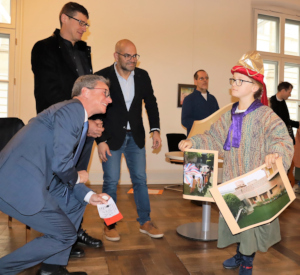 Staatsminister Bernd Sibler (1.v.l.) erhält Informationen zu den Hilfsprojekten
