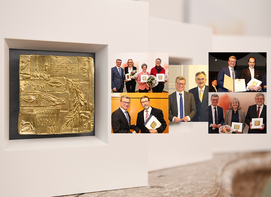 Kunst- und Wissenschaftsminister Bernd Sibler bei Veranstaltungen in München, Osterhofen und Passau zur Verleihung der Auszeichnung „PRO MERITIS SCIENTIAE ET LITTERARUM“ an verdiente Persönlichkeiten aus den Bereichen Wissenschaft und Kunst (Photo Credit: Collage aus Bildern von A. Gebert, Josef Regensperger / Osterhofener Anzeiger, Christoph Kölbl / Landratsamt Passau, StMWK)