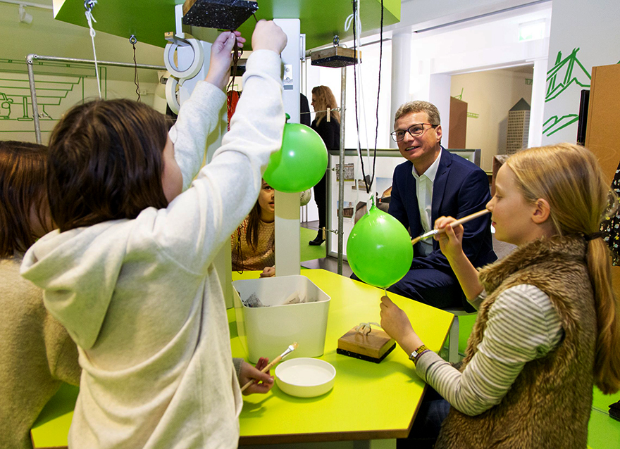 Kunstminister Sibler begleitete Schülerinnen und Schüler der St.-Michael-Schule – Katholische Freie Grundschule Neu-Ulm in die aktuelle Ausstellung „Architektierisch – Bauten von Mensch und Tier“