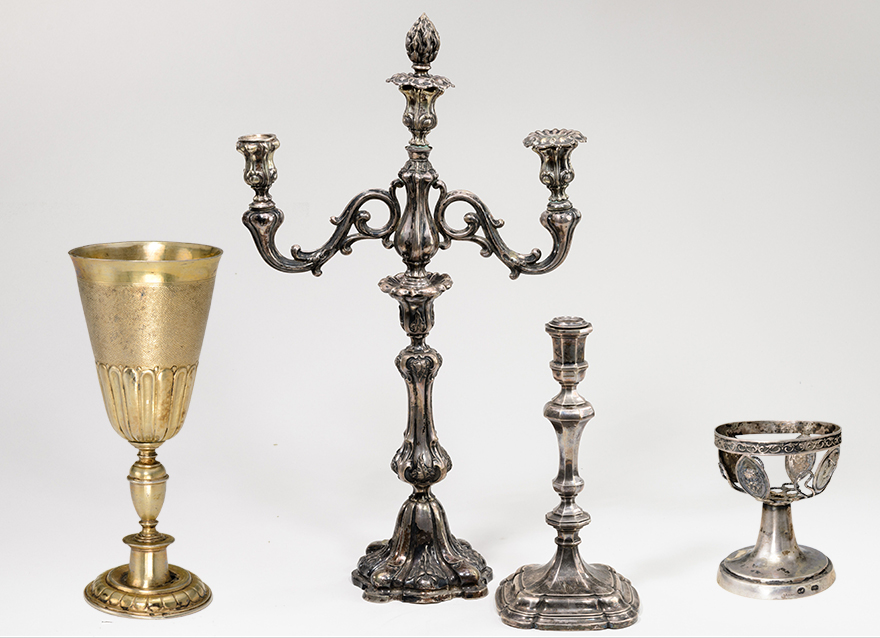 Vier der sechs Objekte, die zur Restitution aus der Präsentation „Silber für das Reich. Silberobjekte aus jüdischem Eigentum im Bayerischen Nationalmuseum“ entnommen wurden