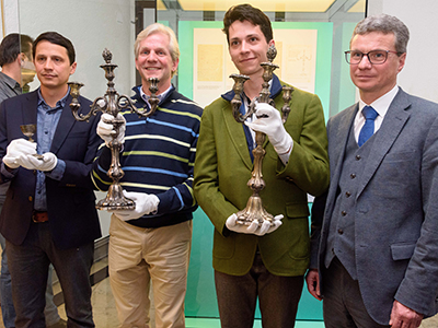 Kunstminister Bernd Sibler (r.) mit den Nachfahren von Prof. Dr. Karl Neumeyer und drei restituierten Silberobjekten