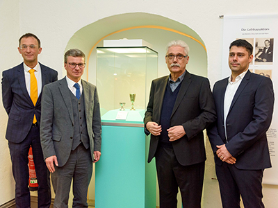 Kunstminister Bernd Sibler (2.l.) mit dem Generaldirektor des BNM Dr. Frank Matthias Kammel (l.) und den Nachfahren von Leo und Dina Marx, Dr. Michael (2.r.) und Sohn Daniel Marx (r.)
