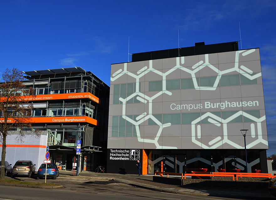 Der Campus Burghausen mit seiner beleuchteten Fassade