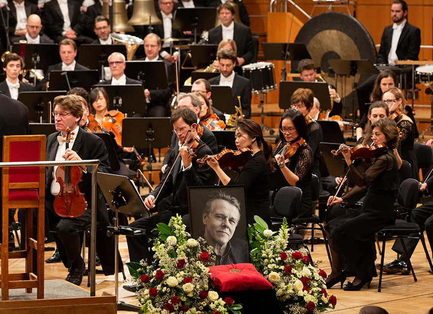 Im Rahmen des Konzerts verlieh das Symphonieorchester des BR seinem langjährigen Chefdirigenten posthum die Karl Amadeus Hartmann-Medaille