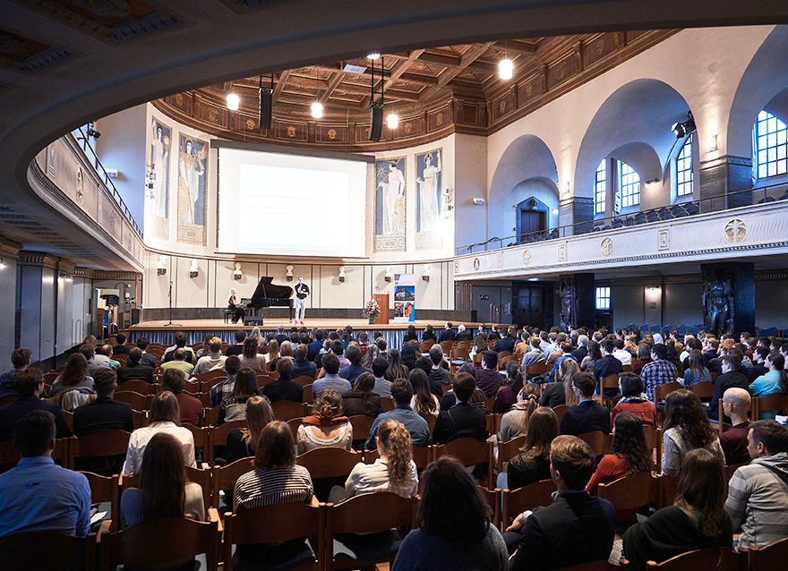 Die Aula der Ludwig-Maximilians-Universität (LMU) München war zum Neujahrsempfang des Max Weber-Programms sehr gut gefüllt