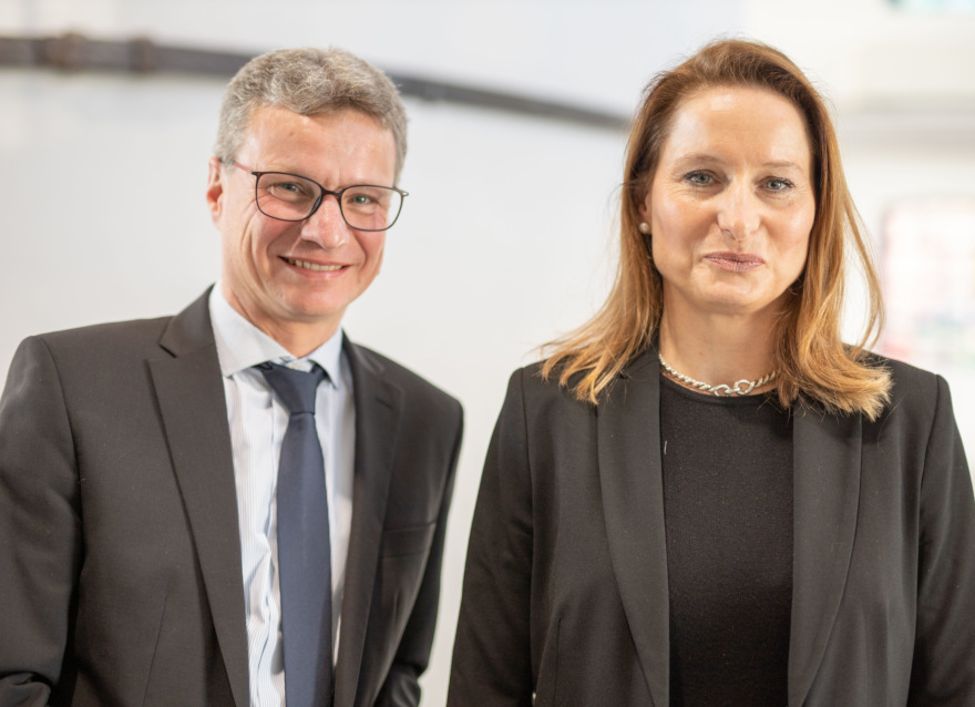 Kunstminister Bernd Sibler und die neue Direktorin des Porzellanikons Anna Dziwetzki