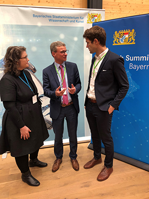Wissenschaftsminister Bernd Sibler (m.) im Austausch mit Prof. Dr. Ruth Müller (l.) und Prof. Dr. Fabian Theis (r.)