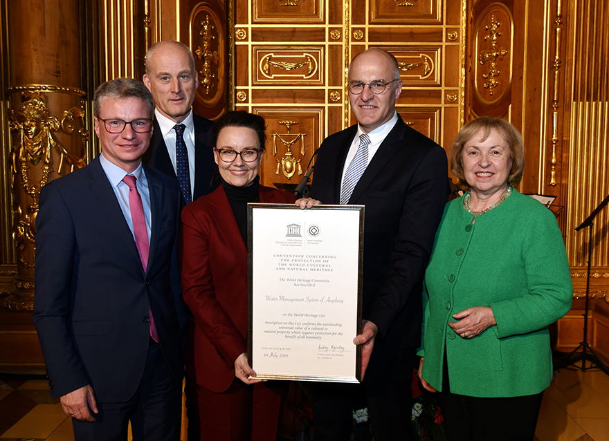Kunstminister Bernd Sibler bei der Übergabe der Urkunde mit Kulturreferent Thomas Weitzel, Staatsministerin Michelle Müntefering, dem Oberbürgermeister der Stadt Augsburg Dr. Kurt Gribl und der Präsidentin der Deutschen UNESCO-Kommission Prof. Dr. Maria Böhmer (v.l.n.r.)