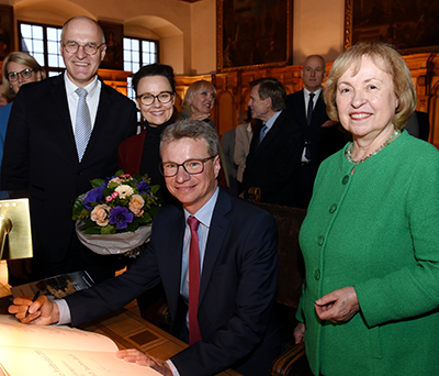 Vor der Urkundenverleihung trug sich Staatsminister Bernd Sibler in das Goldene Buch der Stadt Augsburg ein