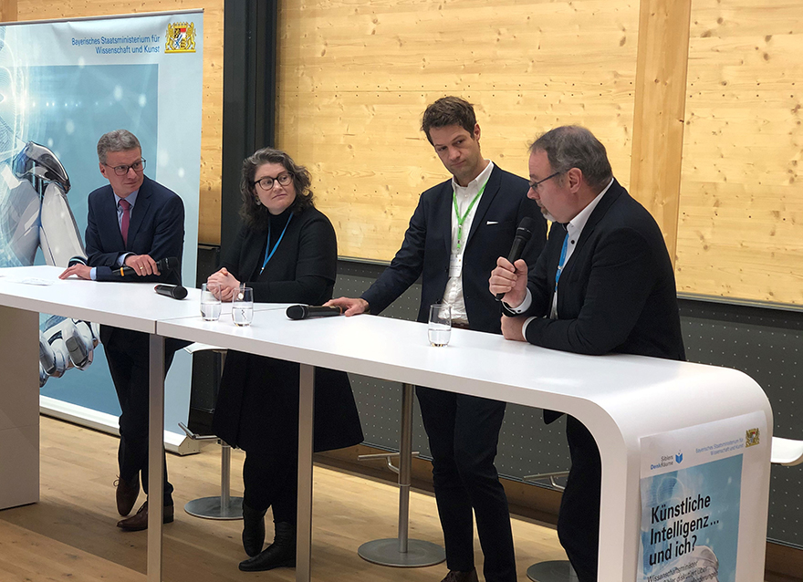 Wissenschaftsminister Bernd Sibler diskutiert mit Prof. Dr. Ruth Müller, Prof. Dr. Fabian Theis und Prof. Dietmar Harhoff (v.l.n.r.)