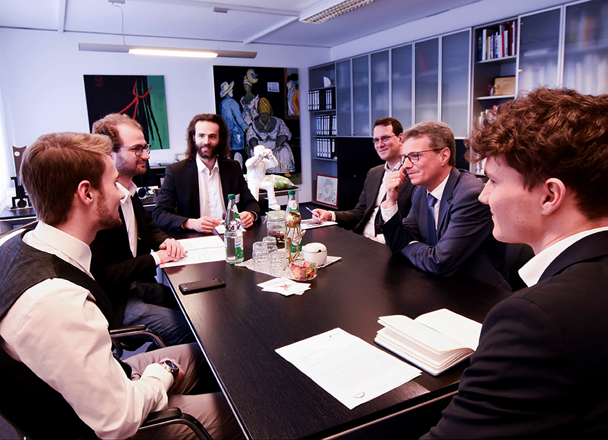 Wissenschaftsminister Bernd Sibler tauschte sich beim Besuch an der Universität Bayreuth auch mit Vertretern des Studierendenparlaments der Universität aus