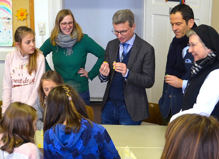 Staatsminister Bernd Sibler mit Schülerinnen der Mädchenrealschule der Abtei Waldsassen beim Herstellen von Lippenpflegestiften aus Kräuterauszügen