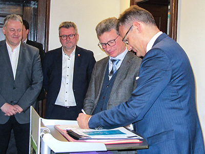 Kunstminister Bernd Sibler unterzeichnet zusammen mit dem ersten Vorsitzenden des Literaturarchivs Sulzbach-Rosenberg e.V. PD Dr. habil. Heribert Tommek ein Memorandum über eine langfristige Zusammenarbeit mit dem Tschechischen Zentrum für Literatur
(Das Bild entstand am Unsinnigen Donnerstag)