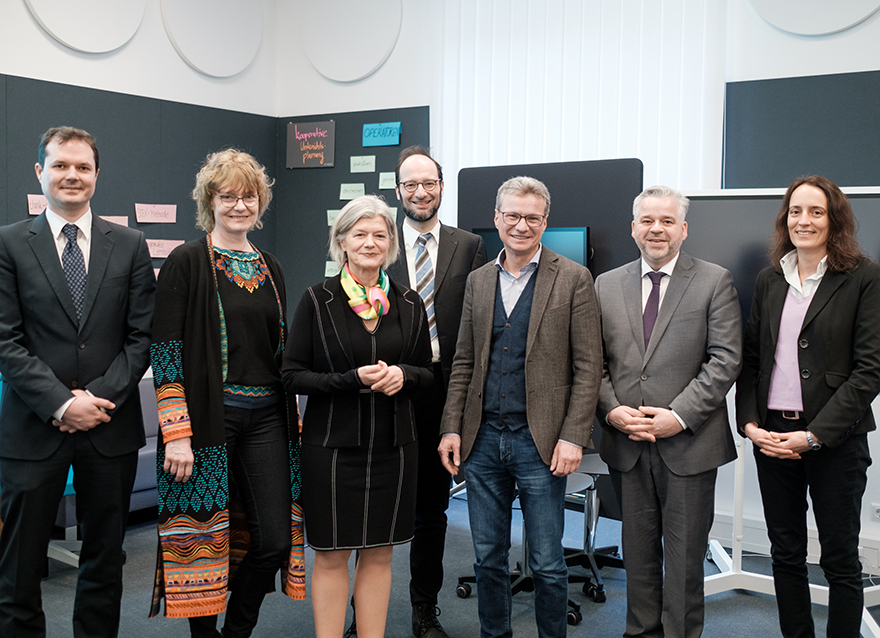 Staatsminister Bernd Sibler (3.v.r.) mit Prof. Dr. Matthias Brandl, Prof. Dr. Jutta Mägdefrau, Präsidentin Prof. Dr. Carola Jungwirth, Vizepräsident Prof. Dr. Harald Kosch, Kanzler Dr. Achim Dilling und Vizepräsidentin Prof. Dr. Daniela Wawra (v.l.n.r.) im neuen Didaktischen Innovationslabor der Universität Passau
