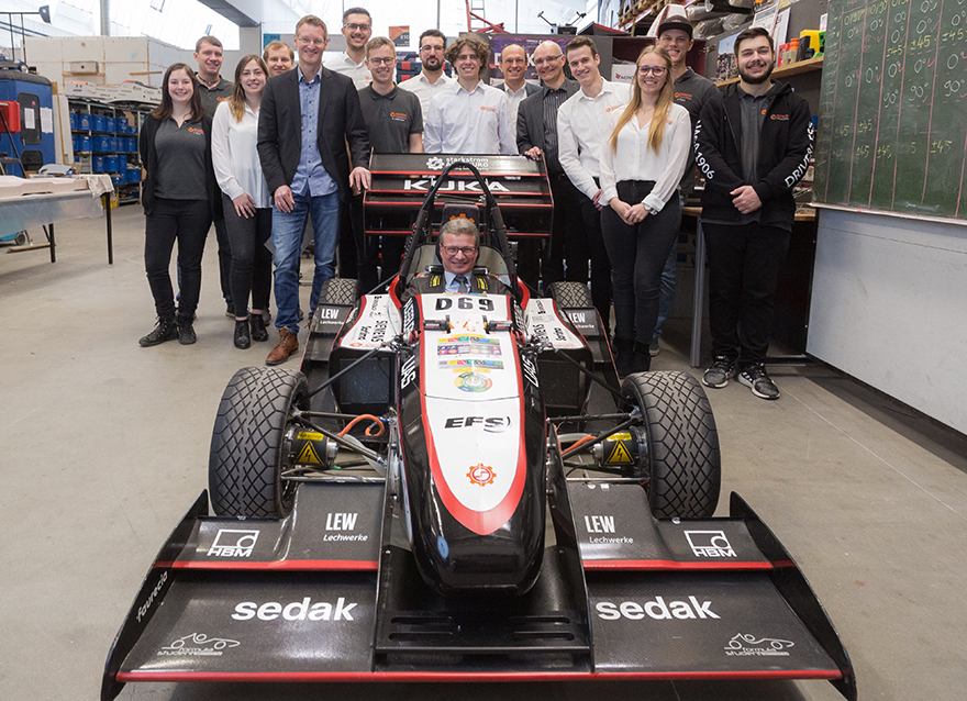 Wissenschaftsminister Bernd Sibler (vorne) mit dem Team von StarkStrom e.V.