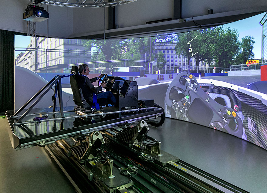 Wissenschaftsminister Bernd Sibler bei einer Probefahrt im advanced Vehicle Driving Simulator (aVDS) der HAW Kempten