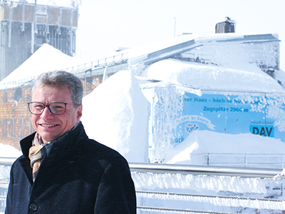 Kunstminister Bernd Sibler vor dem Münchner Haus mit sich anschließender Wetterwarte
