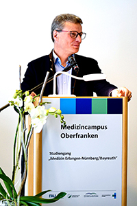 Wissenschaftsminister Bernd Sibler begrüßt die ersten Medizinstudentinnen und -studenten in Bayreuth