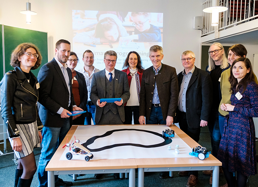 Wissenschaftsminister Bernd Sibler (5.v.l.) zusammen mit Projektverantwortlichen der Universität Passau