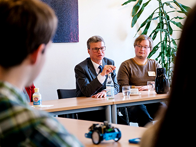 Wissenschaftsminister Bernd Sibler diskutiert mit den Anwesenden das Projekt „primary.programming: Algorithmisches Denken und Programmieren in der Grundschule“ der Universität Passau und informiert über die Qualitätsoffensive Lehrerbildung