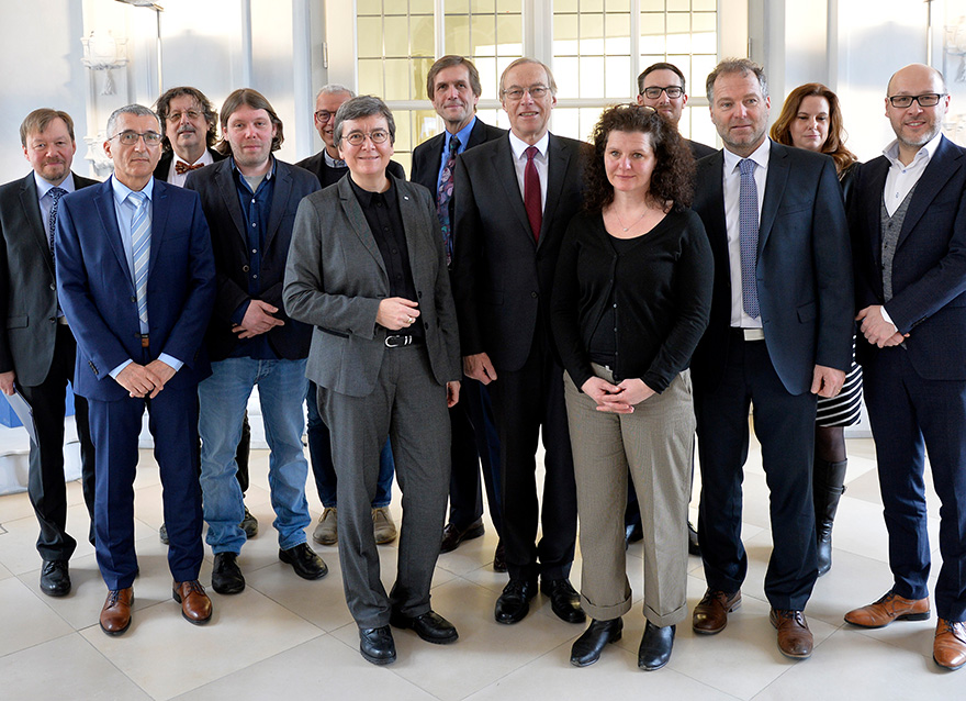 Gruppenfoto anlässlich der Übergabe von vier Förderbescheiden der Bayerischen Forschungsstiftung an Projektleiter der Lehrstühle für Hochfrequenztechnik, für Konstruktionstechnik und für Klinische und Molekulare Virologie am 09. März 2020 in der Orangerie im Erlanger Schlossgarten