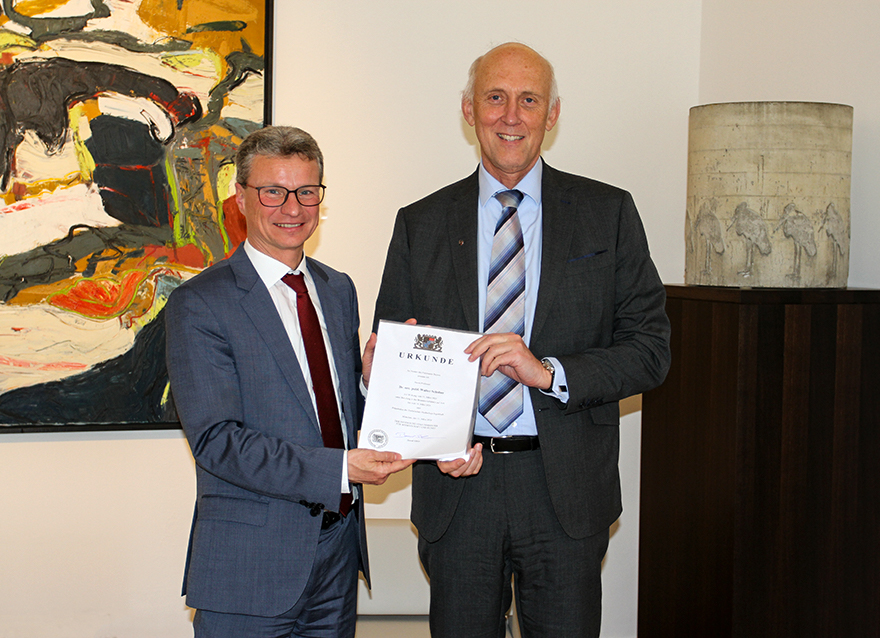 Staatsminister Bernd Sibler (l.) mit dem Präsidenten der Technischen Hochschule Ingolstadt Prof. Dr. Walter Schober (r.)